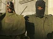 Palestinský voják ukazuje výzbroj, kterou v Gaze zanechali Izraelci. 