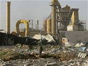Zniená továrna po izraelském ústupu z Gazy. 