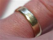 Ocelový prsten byl píli iroký. Na prst el, dol u ne. Ilustraní foto