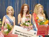 Miss neslyící R 2006 se stala Marie Basovníková, druhá je Miroslava Kvasniková (vpravo), tetí je Karolína Hyklová (vlevo)