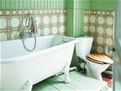 Koupelny ve stylu retro - Severní vítr: prkenná podlaha i obloení zdí, vana na...