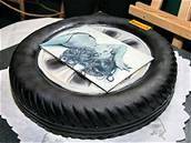 Uvedení kalendáe Pirelli - dort pneumatika s portrétem Sophie Lorenové