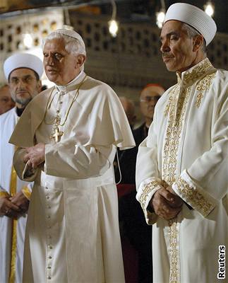 Pape Benedikt XVI. v istanbulské Modré meit.