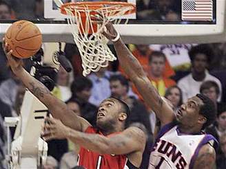 Phoenix - Toronto, Amare Stoudemire (vpravo) a P.J. Tucker