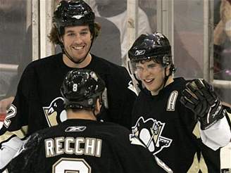 Pittsburgh: (zleva) Ryan Malone, Mark Recchi a Sidney Crosby