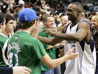 Jason Terry se raduje s fanouky