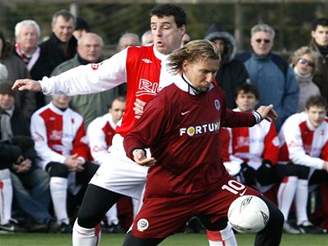 Slavia - Sparta: Siegl (vpravo) bojuje s Klusákem