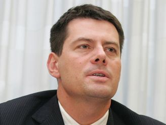 Jedním z akcioná Moravských naftových dol je podnikatel Karel Komárek.