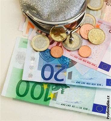 Euromince a eurobankovky nemají Evropané příliš v oblibě