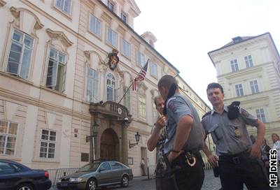 Budovu americké ambasády v Praze znají vichni, kdo chtjí jet do USA