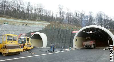 Dálnici D8 prodrauje obtíný terén. Na snímku tunel Libouchec.