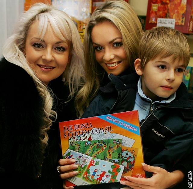 Miss World 2006 Taána Kuchaová poktila v Hradci Králové pohádkovou knihu Jak Honza s ertem zápasil, kterou napsala její maminka Taána Kuchaová (vlevo).