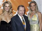 Bývalý eský prezident Václav Havel, Miss R 1999, modelka a aktivistka Helena Houdová (vlevo) a Miss World 2006 Taána Kuchaová na módní pehlídce eských návrhá, která se konala 30. listopadu v New Yorku. 