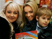 Miss World 2006 Taána Kuchaová poktila v Hradci Králové pohádkovou knihu Jak Honza s ertem zápasil, kterou napsala její maminka Taána Kuchaová (vlevo).