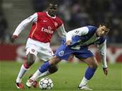 Porto - Arsenal: Eboue (vlevo) a Quaresma