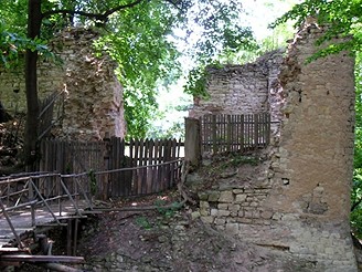Zdivo vstupn brny hradu Pravda