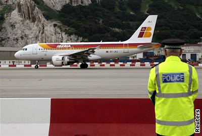 A do soboty, kdy na Gibraltaru pistál Airbus A-319 spolenosti Iberia, sem panlé mohli létat jen pes Londýn