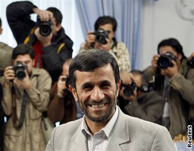 Autoritativní íránský prezident Ahmadíneád drádí Západ tím, e odmítá ukonit jaderný program své zem.