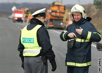 idii nezvládli na náledí kontrolu nad vozem. Ilustraní foto.