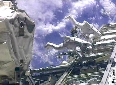 Curbeam a Fuglesang z posádky Discovery opravují vnjí vybavení ISS.