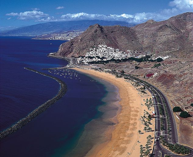 Kanárské ostrovy, Tenerife - Nejkrásnější pláží na Tenerife je Las Teresitasu u...