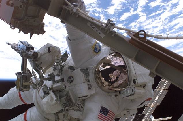 Astronaut Robert L. Curbeam pi výstupu do vesmíru