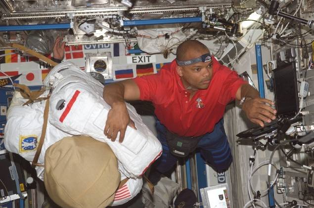 Astronaut Robert L. Curbeam míí do laboratoe v ISS