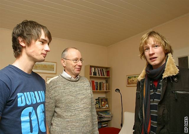 Zbynk Drda s bratrem a otcem po dvou msících doma v Karlových Varech 