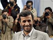 Autoritativní íránský prezident Ahmadíneád drádí Západ tím, e odmítá ukonit jaderný program své zem.