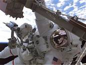 Astronaut Robert L. Curbeam pi výstupu do vesmíru