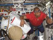 Astronaut Robert L. Curbeam míí do laboratoe v ISS