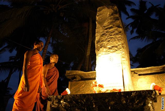 Tsunami si pipomnli také budhistití mnii na Srí Lance