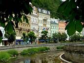 Jinak klidné Karlovy Vary se ji brzy zmní v roj eských celebrit