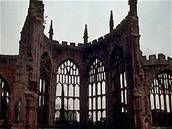 Mezi nejpostienjí britská msta patilo Coventry. Bomby zasáhly i místní katedrálu