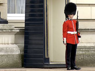 Londýnská královská garda bude v záí posílena o první strákyni