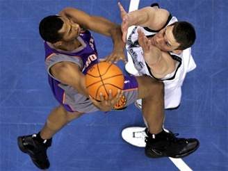 Boris Diaw (vlevo) a Mark Madsen