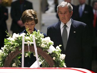 Souasn prezident George Bush s chot nad rakv exprezidenta Geralda Forda