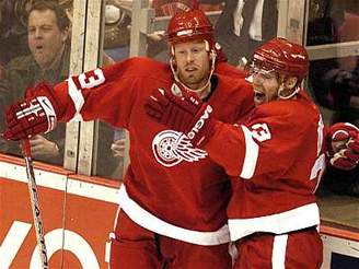 Detroit, Johan Franzen (vlevo) a Kris Draper