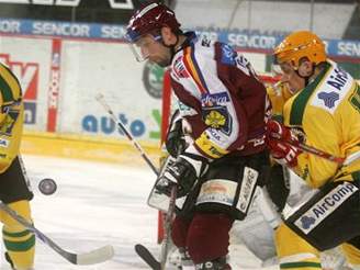 Sparta - Vsetín: Hlavá� bojuje se vsetínskou obranou