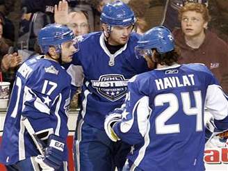 Havlát se raduje se spoluhrá�i z gólu