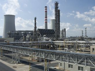 Rafinerie v Litvínov má zásoby ropy na týden.