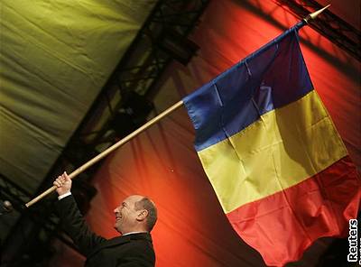 Rumunský prezident s vlajkou pi oslavách vstupu.
