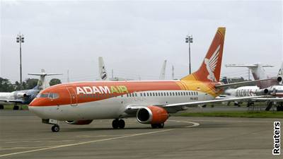 Boeing 737-400 spolenosti Adam Air zmizel z radar na zaátku ledna bhem boue. Ilustraní foto