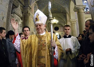 Wielgus svou vinu piznal. Objeví církev mezi polskými biskupy dalí konfidenty?