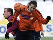 Michael �i�ka (vlevo, �. Bud�jovice) a Michal �vec (Slavia)