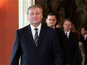 Premiér Topolánek el na jmenování vlády s úsmvem, podle politolog ale k nmu nemá moc dvod.