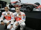 Fernando Alonso (vpravo) a Lewis Hamilton 
