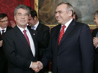 Nov kancl Gusenbauer (vpravo) s prezidentem Fischerem