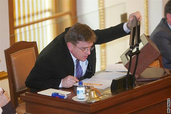 Pedseda Snmovny Miloslav Vlek se zasadí o zruení bezplatné dopravy pro poslance a senátory.