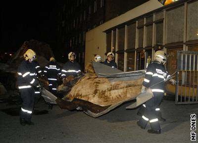 Hasii odklízí spadlou stechu v echov ulici v Plzni